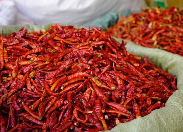Suszone Czerwone Chili Lub Pieprzu Cayenne Sprzedaż Lokalnego Rynku — Zdjęcie stockowe