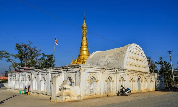 Nyaungshwe Mianmar Fevereiro 2017 Templo Branco Mosteiro Shwe Yan Pyay — Fotografia de Stock