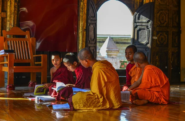 Nyaungshwe Myanmar Feb 2017 Samaneras Jóvenes Monjes Novicios Sentados Estudiando — Foto de Stock