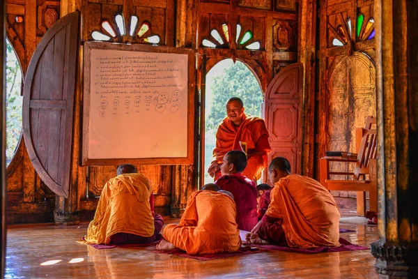 Nyaungshwe Myanmar Feb 2017 Samaneras Jóvenes Monjes Novicios Sentados Estudiando — Foto de Stock