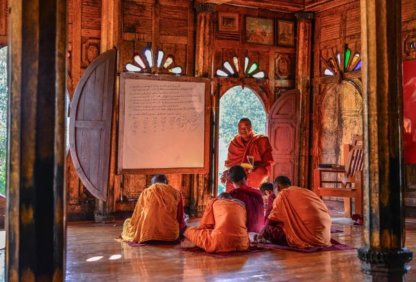 Nyaungshwe Mianmar Fevereiro 2017 Jovens Samaneras Monges Noviços Sentados Estudando — Fotografia de Stock