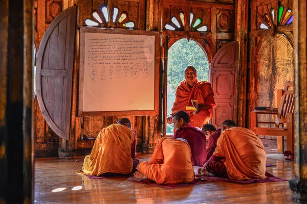 Nyaungshwe 미얀마 2017 Samaneras 초보자 앉아서 공부에 Pyay 수도원 — 스톡 사진