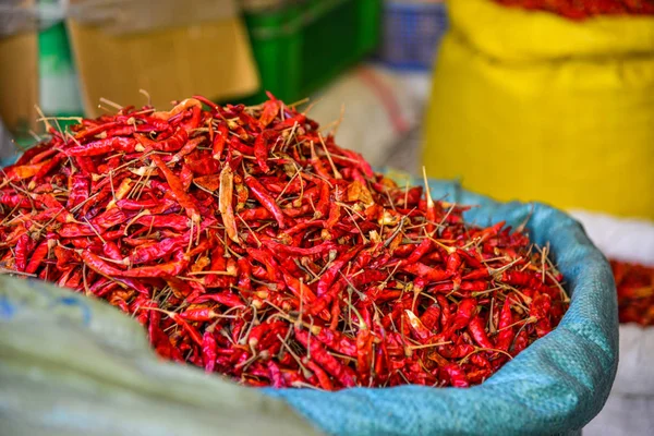 Suszone Czerwone Chili Lub Pieprzu Cayenne Sprzedaż Lokalnego Rynku — Zdjęcie stockowe
