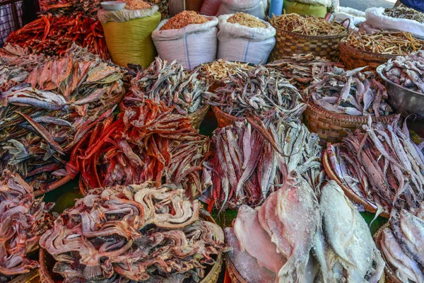 伝統的なアジアの魚市場は ミャンマー ビルマのシャン州タウンジーで干物の完全失速 — ストック写真