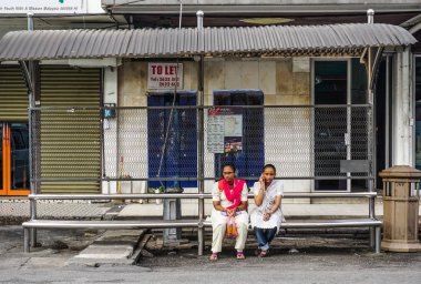 George Town, Malezya - 10 Mar 2016. George Town, Malezya otobüs bekleyen kadınlar. 1786 kurulan, şehrin Güneydoğu Asya'nın ilk İngiltere yerleşim yapıldı..
