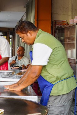 George Town, Malezya - 21 Ağustos 2014. Şehir merkezinde sokak Restoran insanlar. George Town, İngiliz sömürge binaları, Çin çevrelemektedir ve camiler için bilinen.