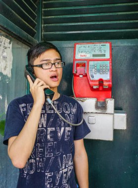 George Town, Malezya - 10 Mar 2016. George Town, Penang, Malezya sokak telefonda konuşan genç Asyalı adam.