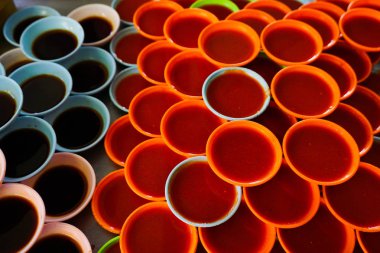 Kase yerel Tay restoranda baharat ve kırmızı biber Sos.