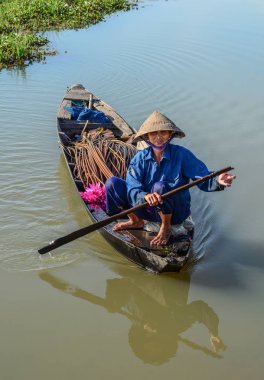 Tay Nin'e ilk ayak, Vietnam - 4 Şubat 2016. Nilüfer Göle Tay Nin'e ilk ayak, Güney Vietnam güneşli bir günde konik şapka kürek teknede bir kadınla.