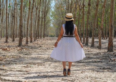 Beyaz elbiseli Güney Vietnam orman iz üzerinde yürüyen bir Asyalı.