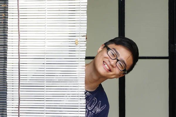 Asijské Mladý Muž Schovává Oponou Venkova Starém Domě — Stock fotografie