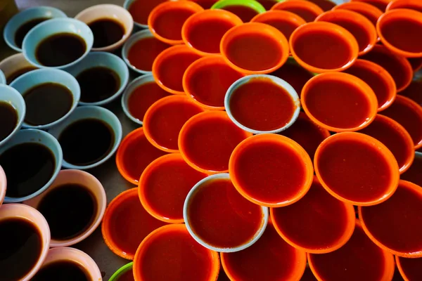 Kase yerel Tay restoranda baharat ve kırmızı biber Sos.