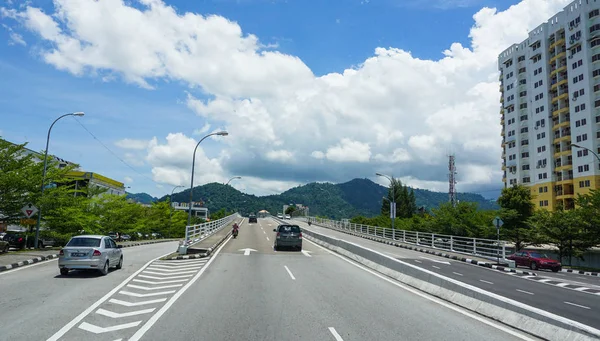 Penang, Malezya - 21 Ağustos 2014. Penang, Malezya karayolu. Penang Malezya içinde yabancı yatırımcılar için en iyi yer olduğunu.