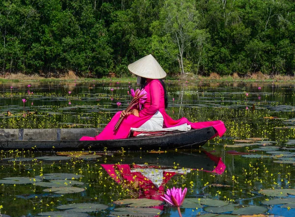 Asian Woman Traditional Dress Dai Sitting Wooden Boat Waterlily Pond — Stock Photo, Image