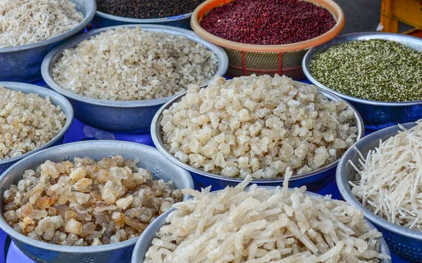 トラン ベトナムの農村市場で販売のための乾燥した食糧 — ストック写真