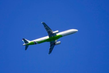 Jeju, Güney Kore - Eylül 20, 2016. Airbus A321 uçağın Hava alma-Jeju havaalanından (Cju) güneşli off Busan gün.