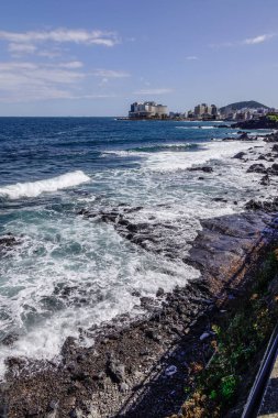 Jeju, Güney Kore - Eylül 20, 2016. Güzel deniz ve cliff Jeju Adası, Güney Kore. Jeju Adası Asya'nın en sevilen seyahat hedefleri biridir.