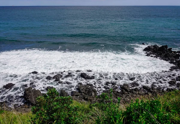 美丽的大海和悬崖在济州岛 — 图库照片