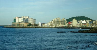 Jeju, Güney Kore - Eylül 20, 2016. Cityscape güzel deniz Jeju Adası, Güney Kore ile. Jeju Adası Asya'nın en sevilen seyahat hedefleri biridir.
