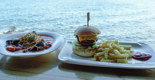 Espaguetis Mariscos Con Hamburguesa Res Para Almuerzo Restaurante Junto Mar — Foto de Stock