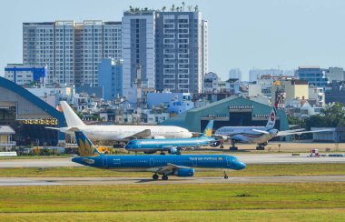 Saigon, Vietnam - 16 Şubat 2019. Tan Son Nhat Havaalanı (Sgn) Saigon (Ho Chi Minh City), Vietnam, pistte Taksilemek yolcu uçak.