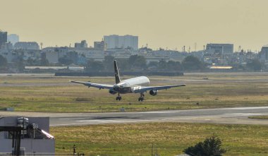 Saigon, Vietnam - 16 Şubat 2019. Titan Tan oğlu Nhat Havalimanı (Sgn) Saigon (Ho Chi Minh City), Vietnam'nda açılış Airways bir Boeing 757-200 uçağı.