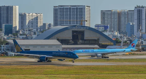 Saigon Vietnam Février 2019 Avions Passagers Circulant Sur Piste Aéroport — Photo