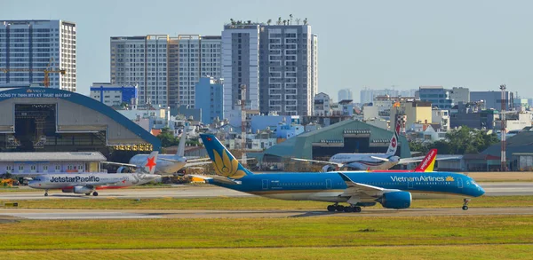Saigon Vietnam Feb 2019 Passagerare Flygplan Taxning Landningsbanan Tan Son — Stockfoto