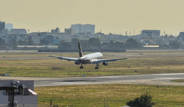 Saigon, Vietnam - 16 Şubat 2019. Titan Tan oğlu Nhat Havalimanı (Sgn) Saigon (Ho Chi Minh City), Vietnam'nda açılış Airways bir Boeing 757-200 uçağı.