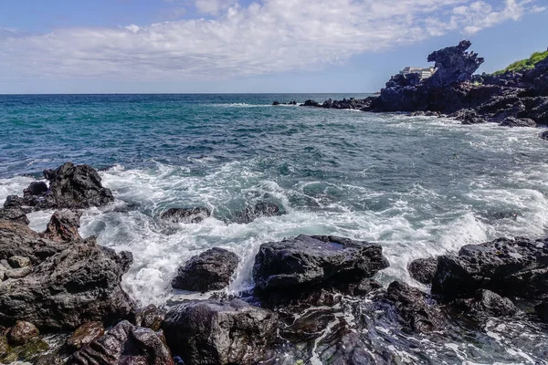 美丽的大海和悬崖在济州岛 — 图库照片