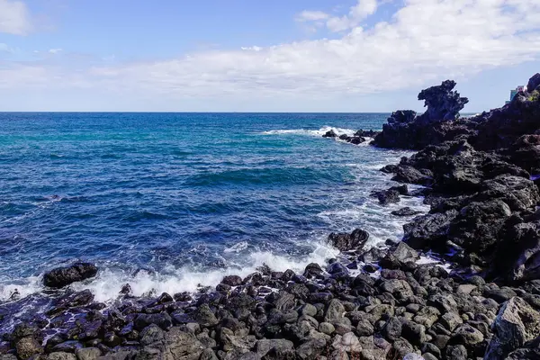 美しい海と崖で済州島 — ストック写真