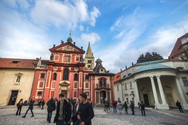 Prag, Çek - 26 Ekim 2018. St. Vitus Katedrali Prag Kalesi Çek Cumhuriyeti'nde karmaşık. Kilisenin Avrupa'nın en zengin donatılmış katedraller biridir.