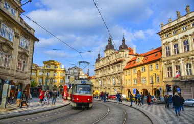 Prague, Çek Cumhuriyeti - 26 Ekim 2018. Retro tramvay eski şehir Prag (Praha), Çek Cumhuriyeti. Prag tramvay ağ dünyanın üçüncü büyük olduğunu.