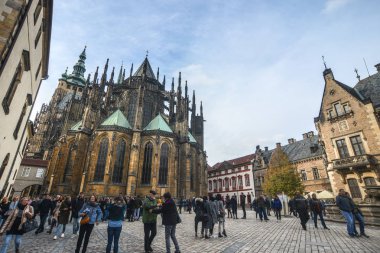 Prag, Çek - 26 Ekim 2018. St. Vitus Katedrali Prag Kalesi Çek Cumhuriyeti'nde karmaşık. Kilisenin Avrupa'nın en zengin donatılmış katedraller biridir.