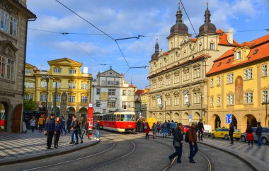 Prague, Çek Cumhuriyeti - 26 Ekim 2018. Retro tramvay eski şehir Prag (Praha), Çek Cumhuriyeti. Prag tramvay ağ dünyanın üçüncü büyük olduğunu.