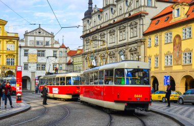 Prague, Çek Cumhuriyeti - 26 Ekim 2018. Retro tramvay eski şehir Prag (Praha), Çek Cumhuriyeti. Prag tramvay ağ dünyanın üçüncü büyük olduğunu.