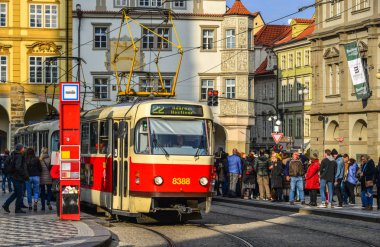 Prague, Çek Cumhuriyeti - 26 Ekim 2018. Retro tramvay eski şehir Prag (Praha), Çek Cumhuriyeti. Prag tramvay ağ dünyanın üçüncü büyük olduğunu.