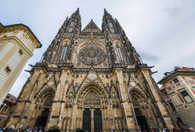 Prag, Çek - 26 Ekim 2018. St. Vitus Katedrali Prag Kalesi Çek Cumhuriyeti'nde karmaşık. Kilisenin Avrupa'nın en zengin donatılmış katedraller biridir.