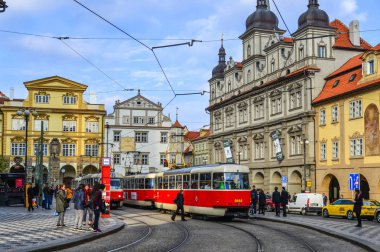 Prague, Çek Cumhuriyeti - 26 Ekim 2018. Retro tramvay eski şehir Prag (Praha), Çek Cumhuriyeti. Prag tramvay ağ dünyanın üçüncü büyük olduğunu.