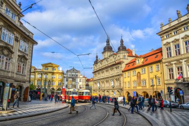 Prague, Çek Cumhuriyeti - 26 Ekim 2018. Retro tramvay eski şehir Prag (Praha), Çek Cumhuriyeti. Prag tramvay ağ dünyanın üçüncü büyük olduğunu.
