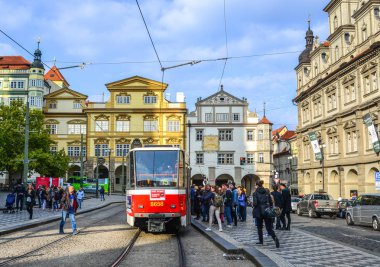 Prague, Çek Cumhuriyeti - 26 Ekim 2018. Retro tramvay eski şehir Prag (Praha), Çek Cumhuriyeti. Prag tramvay ağ dünyanın üçüncü büyük olduğunu.