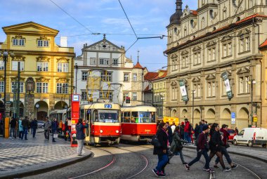 Prague, Çek Cumhuriyeti - 26 Ekim 2018. Retro tramvay eski şehir Prag (Praha), Çek Cumhuriyeti. Prag tramvay ağ dünyanın üçüncü büyük olduğunu.