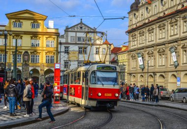 Prague, Çek Cumhuriyeti - 26 Ekim 2018. Retro tramvay eski şehir Prag (Praha), Çek Cumhuriyeti. Prag tramvay ağ dünyanın üçüncü büyük olduğunu.