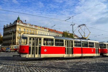 Prague, Çek Cumhuriyeti - 26 Ekim 2018. Retro tramvay eski şehir Prag (Praha), Çek Cumhuriyeti. Prag tramvay ağ dünyanın üçüncü büyük olduğunu.