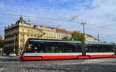 Prague, Çek Cumhuriyeti - 26 Ekim 2018. Retro tramvay eski şehir Prag (Praha), Çek Cumhuriyeti. Prag tramvay ağ dünyanın üçüncü büyük olduğunu.
