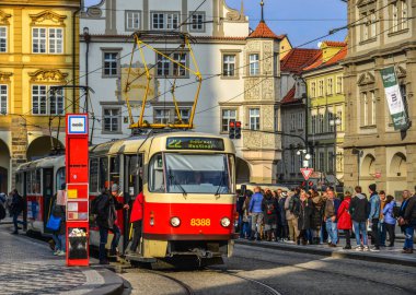 Prague, Çek Cumhuriyeti - 26 Ekim 2018. Retro tramvay eski şehir Prag (Praha), Çek Cumhuriyeti. Prag tramvay ağ dünyanın üçüncü büyük olduğunu.