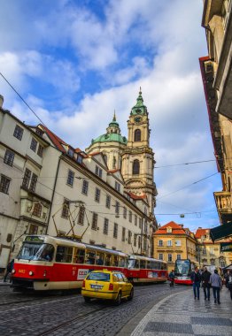 Prag, Çek - 26 Ekim 2018. Cadde görünümü Prag, Çek Cumhuriyeti. Başkenti ve en büyük Çek zengin kültür ve tarih ile Prag olduğunu.