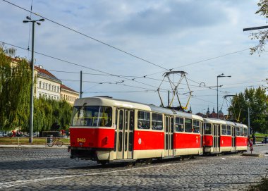 Prague, Çek Cumhuriyeti - 26 Ekim 2018. Retro tramvay eski şehir Prag (Praha), Çek Cumhuriyeti. Prag tramvay ağ dünyanın üçüncü büyük olduğunu.