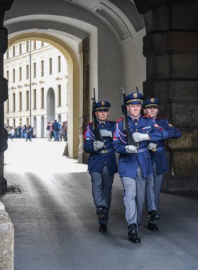Prag, Çek - 26 Ekim 2018. Bekçi, Prag Kalesi (Çek) değiştirme. Bu en önemli kültürel kurumlar Çek Cumhuriyeti biridir.