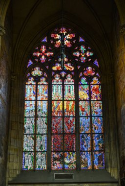 Prag, Çek - 26 Ekim 2018. St. Vitus Katedrali Prag Kalesi, renkli vitray pencereler. En büyük ve en önemli tapınağın çek Katedral olduğunu.